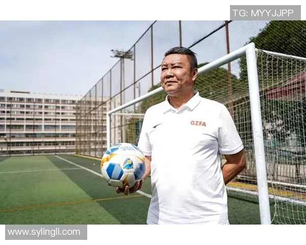 被踢断腿的足球明星如何重返赛场重塑辉煌人生的励志故事